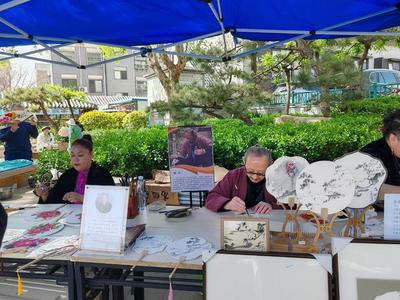 泰安市城市管理第六服務(wù)隊(duì)助力泰山景區(qū)開展書畫展覽活動(dòng)